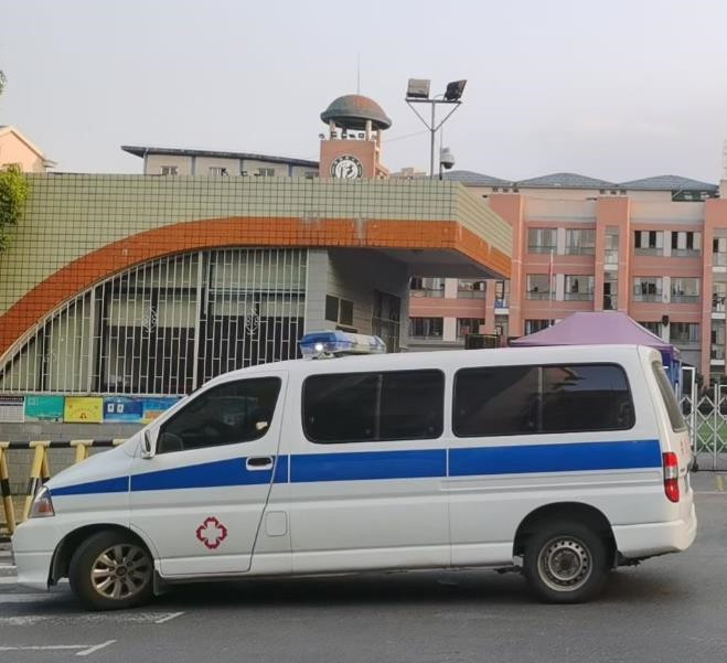 西区救护车出租护送骨折病人一公里多少钱